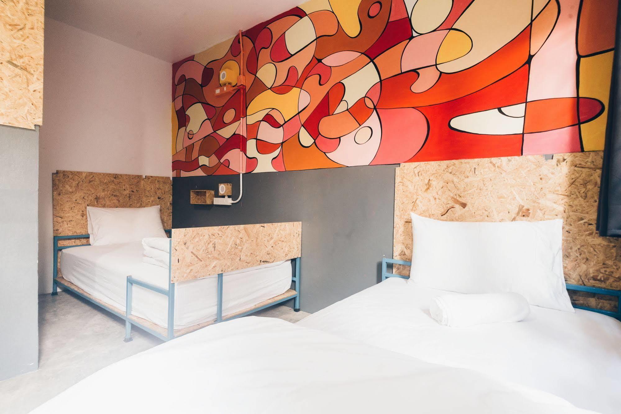 BED Hostel Phuket Eksteriør bilde